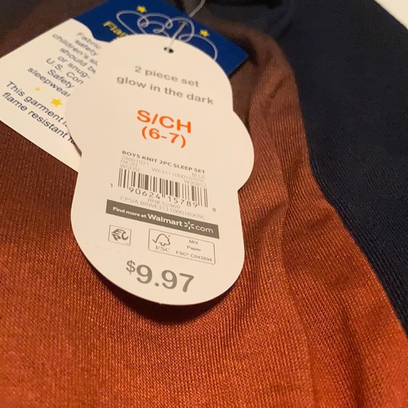 2 sets of pajamas - Picture 3 of 7